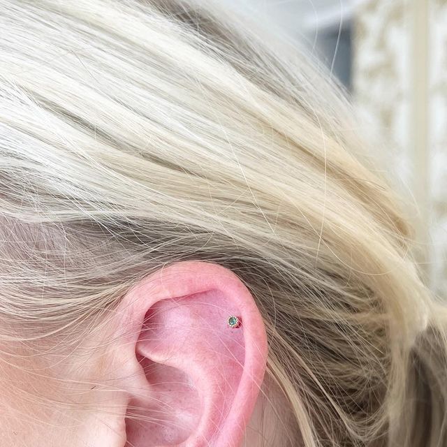 Mijoux Piercings On Instagram 18Kt Gouden Tripple In Low Helix En Mijoux Piercings On Instagram 18Kt Gouden Tripple In Low Helix En
